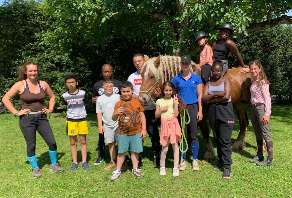 Jeunes Dourdan initiative chevaux au pied des tours